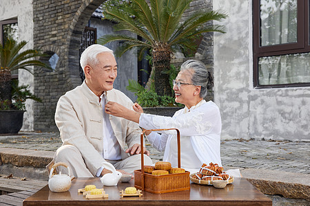 陪伴爷爷奶奶老年夫妻庭院里晚年相伴背景