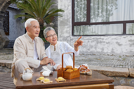 爷爷奶奶老年夫妻庭院里晚年相伴图片