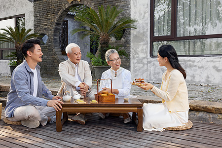 新婚夫妻陪伴老人过中秋节吃河蟹高清图片