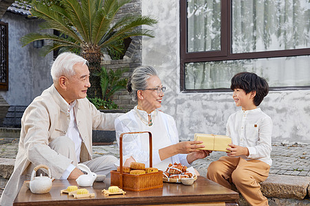 中秋节孙子给爷爷奶奶送礼物图片