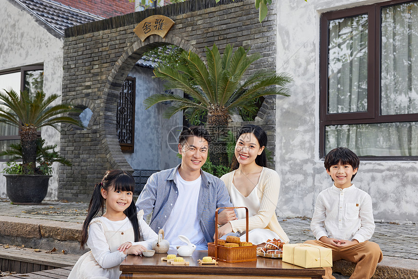 中秋节爷爷奶奶庭院里喝茶图片