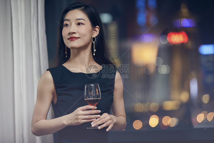 气质美女夜晚端着红酒图片