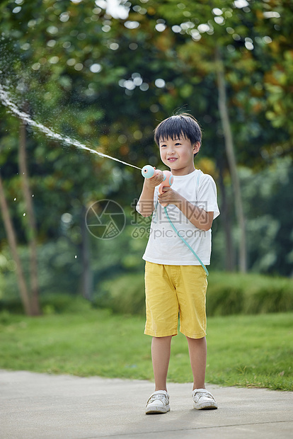 户外开心玩水的小男孩图片