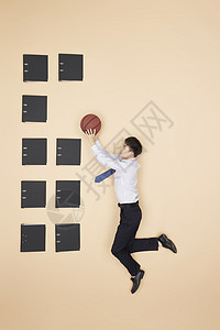 创意高角度俯拍职场商务男性摆放篮球图片