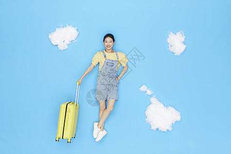 创意俯拍美女拖行李箱旅行图片