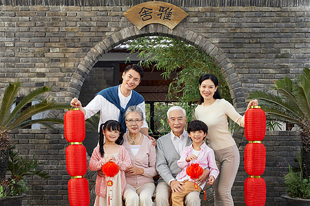 老人带孩子一家六口庭院相聚拜年过春节背景