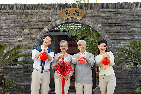 新婚夫妇和爸妈相聚过春节背景图片