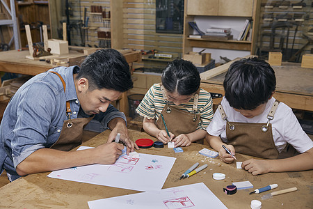 雕刻手工的人手工课老师带领小朋友体验橡皮章雕刻背景