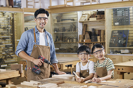 木工师傅和小朋友图片