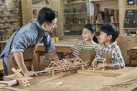 木工老师教小朋友手工桥梁制作图片