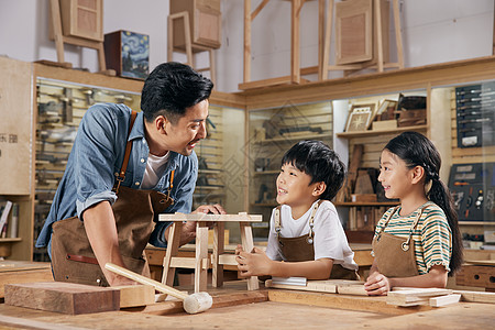 木工老师教小朋友做板凳高清图片