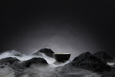 黑色背景下的干冰和茶杯背景图片