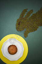 用绿豆摆成的兔子形状和月饼图片