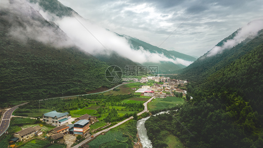 川西高原山谷村落图片