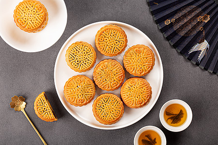黄月俯拍中秋节美味月饼背景