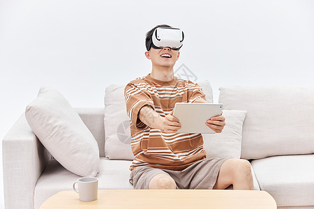 居家男性体验VR眼镜玩游戏图片