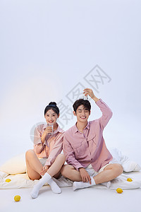 韩系甜蜜情侣喝牛奶形象图片