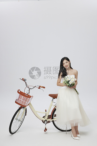 穿着婚纱的女性坐在自行车上图片