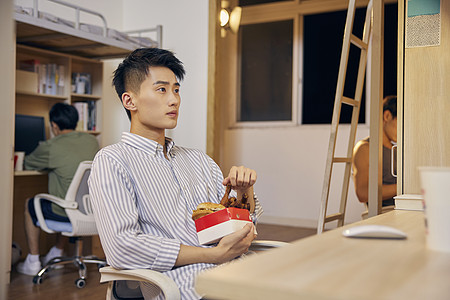 深夜吃夜宵追剧的男大学生图片