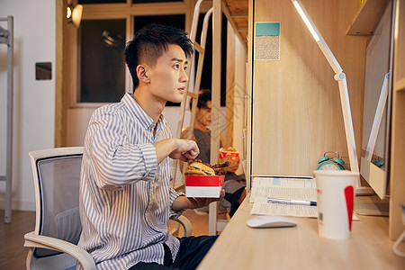 深夜吃夜宵追剧的男大学生图片