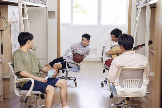 在宿舍闲聊的男大学生图片