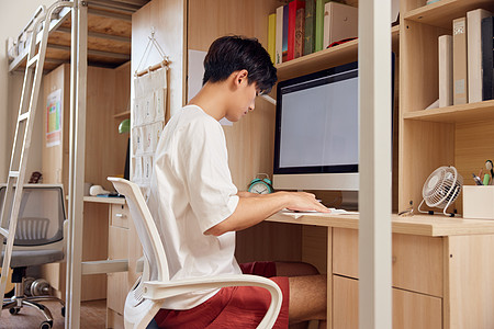 男大学生宿舍学习功课图片