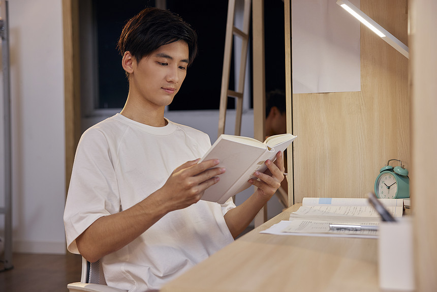 熬夜看书写字的男大学生图片