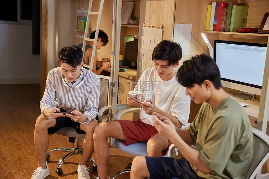 高清照片下载,该高清照片标题为玩游戏开黑的男大学生们,编号