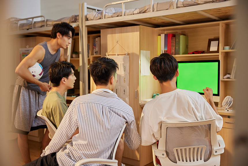 一起看比赛庆祝胜利的大学生图片