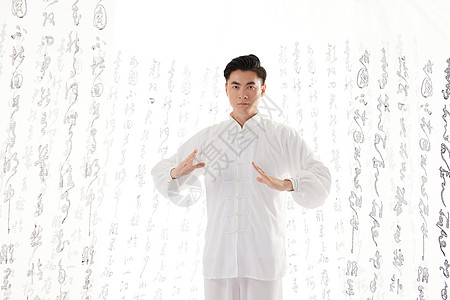 打太极拳的男性中国风图片