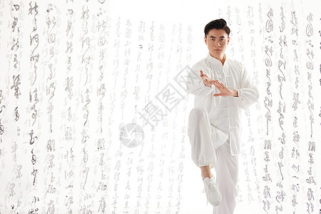 打太极拳的男性中国风图片