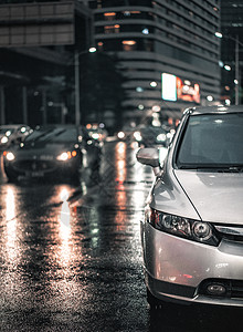 梅雨季现代都市风格夜晚的路面背景