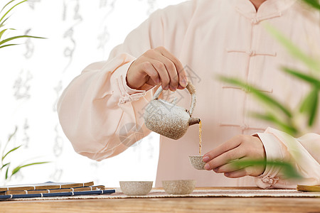 中国风男性喝茶形象特写图片