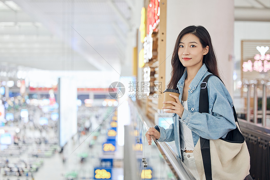 火车站候车厅的女性形象图片