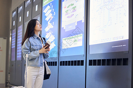 机场人旅行的女性在航班信息表前查找信息背景