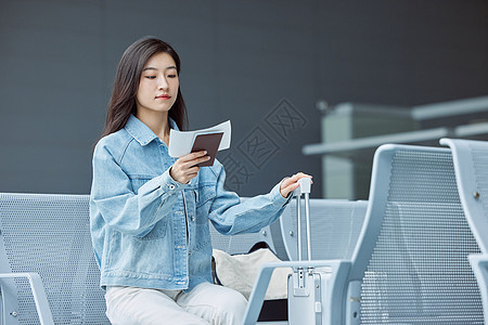 机场候机厅的女性手拿机票和护照图片