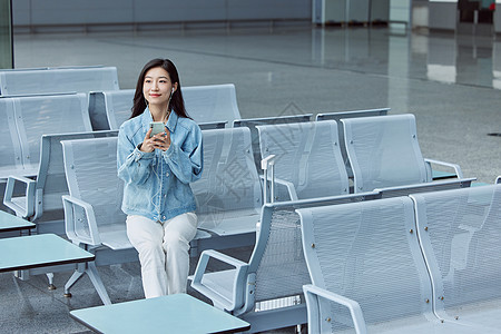 机场使用手机的女性图片