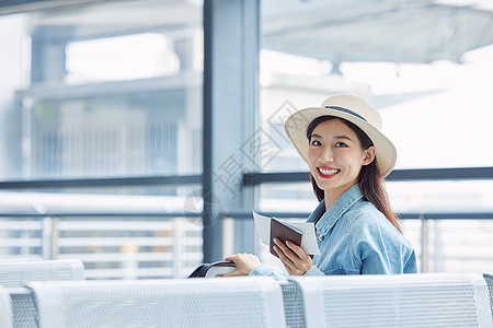 旅行的女性在机场候机厅等候图片