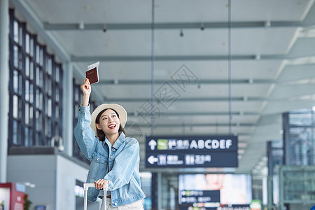 出游旅行举着机票和护照的女性图片