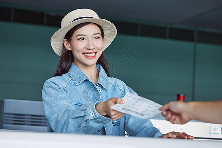 旅行的年轻女性办理登机牌背景图片