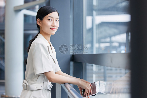 商务女性在机场拿着机票和护照图片