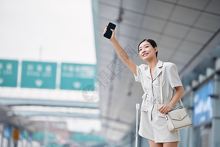 台湾机场女性站在路边伸手拦车打招呼背景