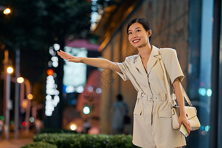 夜晚室外叫车的商务女性高清图片