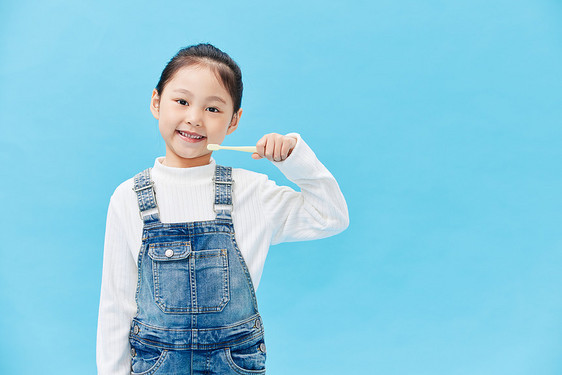 拿着牙刷洗漱刷牙的小女生图片