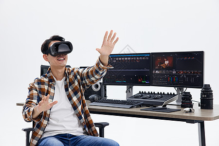 男性工作者体验VR眼镜图片
