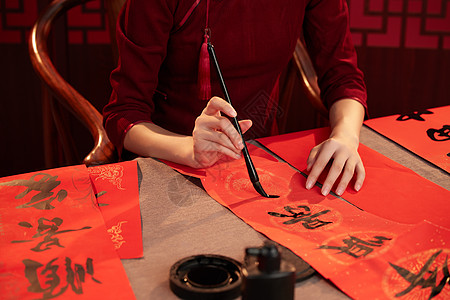 中国毛笔写对联的旗袍女子特写背景