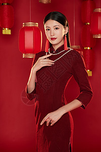 新年好灯笼穿红色旗袍的年轻女子背景