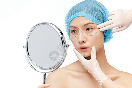 整形美容医院带手术帽照镜子的微整美女背景