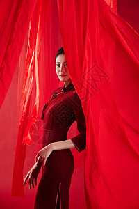 中国红丝绸被红色飘带包围的旗袍美女形象背景