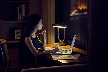 年轻白领夜晚居家办公高清图片